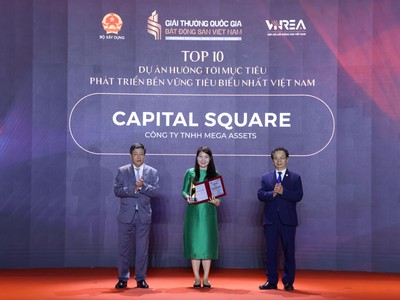 Bà Hoàng Quỳnh Phương - Đại diện Công ty TNHH Mega Assets - chủ đầu tư Dự án Capital Square nhận Danh hiệu.