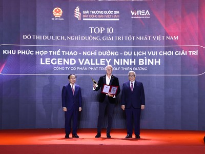 Ông Mark Andrew Gene Reeves - Đại diện Công ty CP Phát triển Gôn Thiên Đường - chủ đầu tư dự án nhận danh hiệu