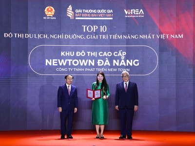Bà Hoàng Quỳnh Phương - Đại diện Công ty TNHH Phát triển New Town - chủ đầu tư Khu đô thị cao cấp Newtown Đà Nẵng nhận Danh hiệu.