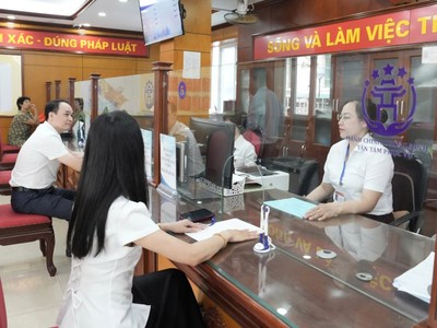Người dân thực hiện thủ tục hành chính.