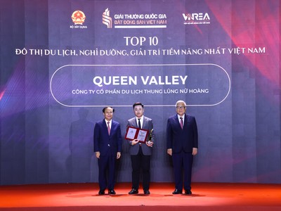 Ông Đinh Sơn Tùng - Đại diện Công ty CP Du lịch Thung lũng Nữ Hoàng - chủ đầu tư Queen Valley Estate – nhận Danh hiệu