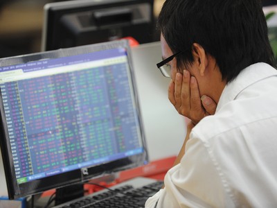 Lãi suất duy trì ở mức cao đang tạo áp lực tái định giá đối với nhiều nhóm cổ phiếu, đặc biệt là ngân hàng và chứng khoán