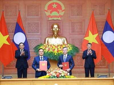 Bộ trưởng Bộ Tài chính Việt Nam và Phó Thủ tướng, Bộ trưởng Bộ Tài chính Lào trao Thỏa thuận hợp tác giai đoạn 2026-2030 dưới sự chứng kiến của Thủ tướng Chính phủ hai nước. Ảnh: Đức Thanh.