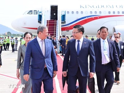 Bộ trưởng Bộ Công Thương Lê Mạnh Hùng đón Thủ tướng Campuchia Samdech Moha Borvor Thipadei Hun Manet tại Sân bay quốc tế Nội Bài (Hà Nội). (Ảnh: Minh Đức/TTXVN)