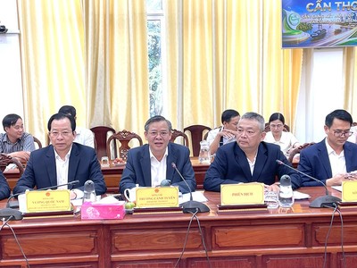 Chủ tịch UBND TP. Cần Thơ Trương Cảnh Tuyên (thứ 2 từ trái sang, hàng đầu) phát biểu tại buổi làm việc