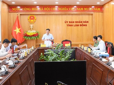 Tổ công tác số 1 của UBND tỉnh Lâm Đồng họp phiên thứ 4 nhằm đánh giá tình hình và đề ra phương hướng xử lý, tháo gỡ khó khăn, vướng mắc đối với các dự án đầu tư ngoài ngân sách giai đoạn 2. Ảnh: Kim Hiền