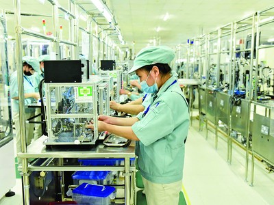 Sản xuất linh kiện điện tử tại nhà máy của Panasonic Việt Nam. Ảnh: Đức Thanh 