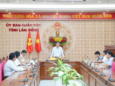 Phó chủ tịch UBND tỉnh Lâm Đồng Nguyễn Hồng Hải chủ trì cuộc họp nghe báo cáo đề xuất triển khai một số dự án nhà ở vào chiều 11/6. Ảnh: Hữu Tri