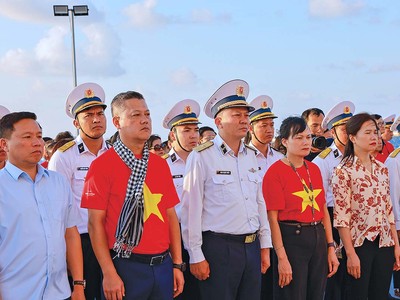 Chuẩn đô đốc Trần Mạnh Chiến (đứng chính giữa hàng đầu) trong chuyến công tác thăm Trường Sa mới đây (Ảnh: Bình Phạm)