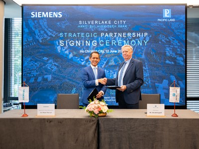 Ông Phạm Thái Lai (trái), Chủ tịch kiêm Tổng giám đốc Siemens khu vực ASEAN và Việt Nam và ông Ole Bollingtoft, Tổng Giám đốc Pacific Land Việt Nam trao biên bản ghi nhớ