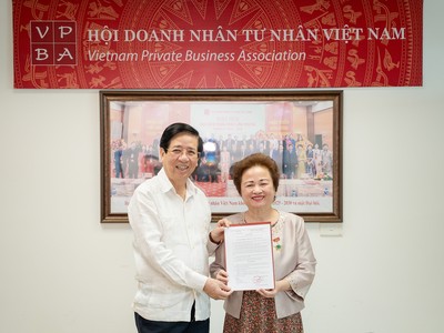 Bà Nguyễn Thị Nga nhận quyết định đảm nhiệm cương vị Quyền Chủ tịch Hội Doanh nhân Tư nhân Việt Nam