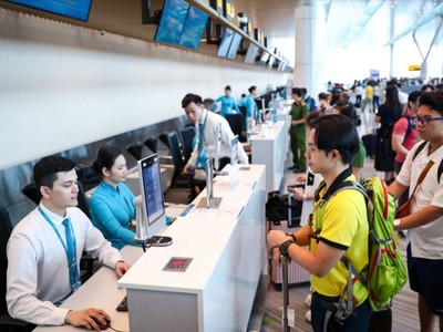 Khách hàng làm thủ tục tại sân bay.
