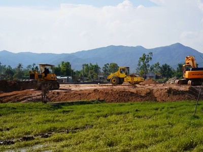 Thi công một khu tái định cư phục vụ di dời dân bị ảnh hưởng bởi Dự án Thành phần 1, Dự án Cao tốc Quy Nhơn - Pleiku. Ảnh: N.H.
