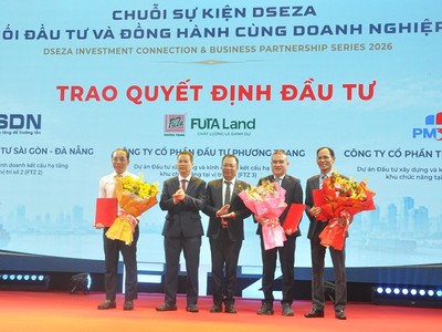 Lãnh đạo TP.Đà Nẵng trao quyết định chấp thuận cho các nhà đầu tư triển khai dự án tại Khu Thương mại tự do.