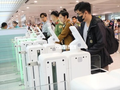 Hành khách xuất nhập cảnh qua hệ thống autogate tại sân bay Tân Sơn Nhất. Ảnh: Báo Thanh Niên.