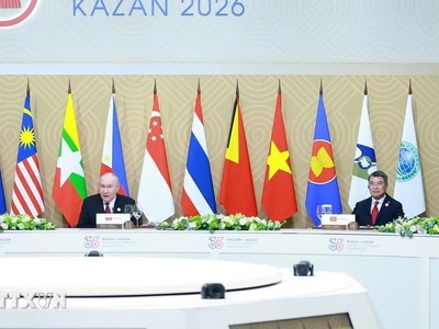 Tổng thống Nga Vladimir Putin và Thủ tướng Lê Minh Hưng cùng Trưởng đoàn các nước tham dự Hội nghị Cấp cao Kỷ niệm 35 năm quan hệ ASEAN - Nga làm việc về hội nhập Á - Âu. (Ảnh: Dương Giang/TTXVN)