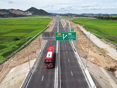 Cao tốc Bắc - Nam phía Đông, đoạn Diễn Châu - Bãi Vọt. Ảnh: Trân Châu 