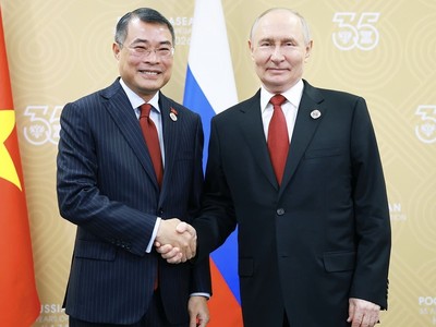 Thủ tướng Lê Minh Hưng hội kiến Tổng thống Nga Vladimir Putin. Ảnh: TTXVN