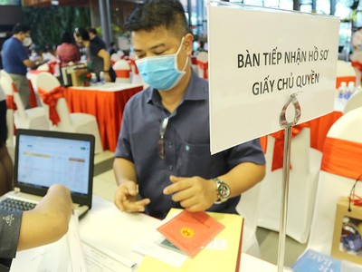 TP.HCM đã tháo gỡ vướng mắc cho 244 dự án, tương đương 152.962 căn nhà sẽ được tiếp tục thực hiện thủ tục cấp sổ hồng. Ảnh: Lê Toàn.
