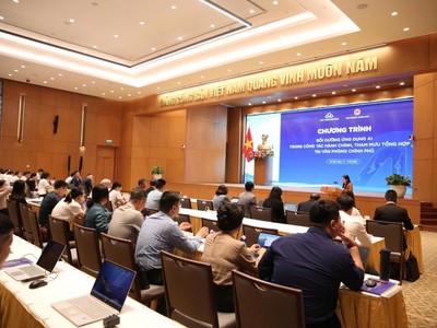 Các học viên Văn phòng Chính phủ thực hành ứng dụng AI vào các tình huống nghiệp vụ thực tế theo phương châm “Học để ứng dụng ngay”, với 70% thời lượng dành cho thực hành trên các nền tảng AI nổi bật là C-AI Legal, C-BizAgent các sản phẩm AI do CMC nghiên cứu và làm chủ.