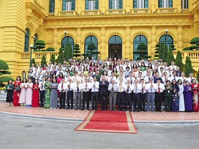 Tổng Bí thư, Chủ tịch nước với các nhà báo tiêu biểu nhân kỷ niệm 101 năm Ngày Báo chí Cách mạng Việt Nam. Ảnh: TTXVN