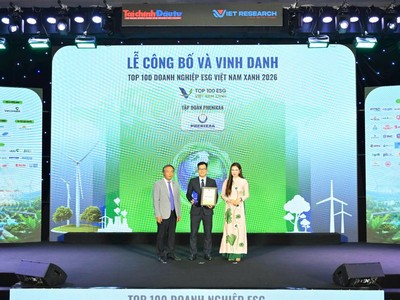 Ông Đồng Quang Thức - Giám đốc Ban ESG Tập đoàn Phenikaa, Phó tổng giám đốc Vicostone nhận chứng nhận từ chương trình.