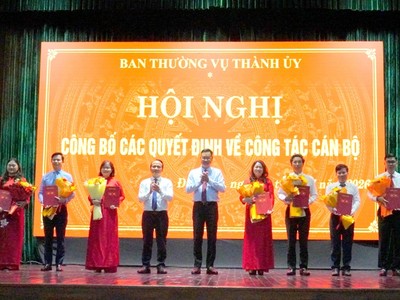 Lãnh đạo thành phố Đà Nẵng trao các quyết định điều động, bổ nhiệm cán bộ.