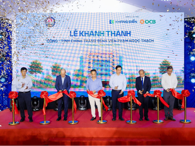 Đại diện lãnh đạo Thành phố, các sở, ngành, Ban Giám đốc Bệnh viện Phạm Ngọc Thạch, Công ty Khang Điền và Ngân hàng OCB thực hiện nghi thức cắt băng khánh thành.