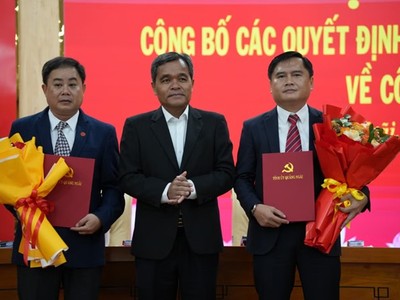 Bí thư Tỉnh ủy Quảng Ngãi Hồ Văn Niên (giữa) trao quyết định của Ban Bí thư Trung ương Đảng và tặng hoa chúc mừng ông Trần Ngọc Tuấn và ông Trương Huy Tâm. Ảnh: Thiên Hậu 