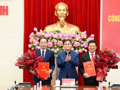 Ông Bùi Văn Khắng, Chủ tịch UBND tỉnh Quảng Ninh trao Quyết định cho ông Nguyễn Việt Dũng, Giám đốc Sở Giáo dục và Đào tạo (thứ nhất từ phải sang) và ông Lê Ngọc Thanh, Giám đốc Sở Văn hóa, Thể thao và Du lịch (thứ nhất từ trái sang).