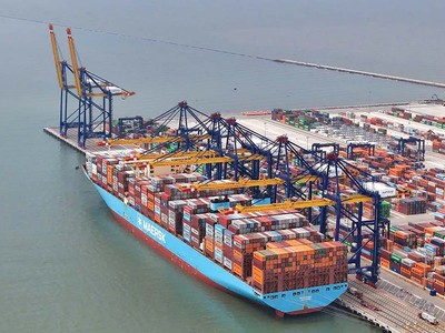 Siêu tàu MATZ MAERSK cập Cảng container Quốc tế Hateco Hải Phòng (Ảnh: PV)