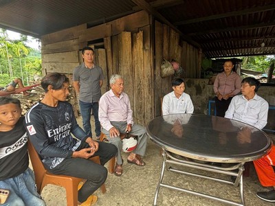 Lãnh đạo Công ty Thủy điện Sông Tranh và UBND xã Trà Tân trò chuyện, động viên gia đình có hoàn cảnh khó khăn.