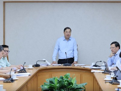 Phó Thủ tướng Thường trực Phạm Gia Túc chủ trì cuộc họp nghe báo cáo về tình hình triển khai các giải pháp thực hiện điều chỉnh Quy hoạch điện VIII - Ảnh: VGP.