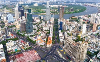 Từ một đô thị từng đối mặt với những thách thức nghiêm trọng trong những năm đầu sau giải phóng, TP.HCM đã vươn lên trở thành trung tâm kinh tế năng động nhất cả nước. Ảnh: Lê Toàn 
