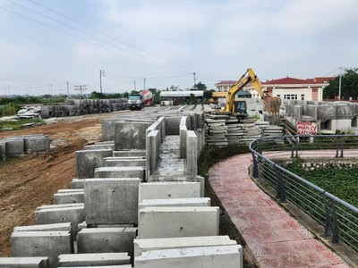 Trong khi chờ nhận được mặt bằng, các nhà thầu thi công cải tạo, mở rộng Quốc lộ 2 tập trung đúc các cấu kiện bê tông để có sản lượng và khối lượng giải ngân. (Ảnh chụp vào ngày 25/11/2025).