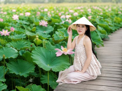 Du khách check - in tại đầm sen nổi tiếng nhất Ninh Bình nằm ngay dưới chân núi Ngọa Long tại khu du lịch Hang Múa.