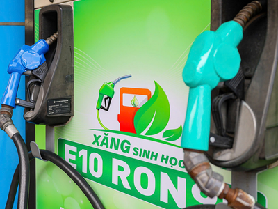 Đoàn công tác của Bộ Công thương kiểm tra năng lực sản xuất ethanol tại các nhà máy. 