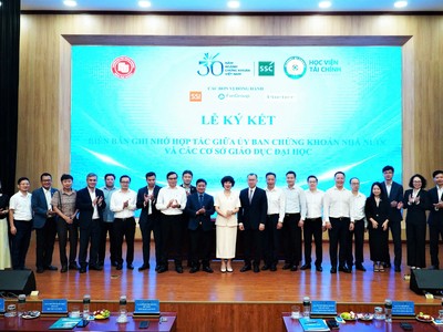 Pinetree cùng với SSI, FiinGroup và lãnh đạo cấp cao của UBCKNN tại lễ ký kết MOU ngày 08/7 giữa UBCK và Đại học Ngoại Thương, Học viện Tài chính.