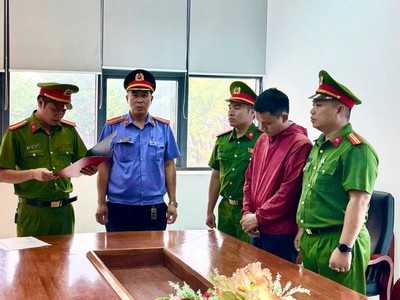 Cơ quan cảnh sát điều tra tống đạt quyết định bắt bị can để tạm giam đối với Lê Văn Thành (áo đỏ). Ảnh: CA Quảng Trị