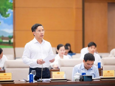 Thống đốc Ngân hàng Nhà nước Phạm Đức Ấn trình bày tờ trình dự án luật. 
