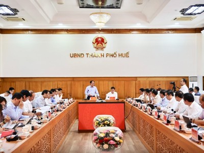 Phó Thủ tướng Chính phủ Lê Tiến Châu làm việc với lãnh đạo thành phố Huế về thực hiện mục tiêu tăng trưởng trên 10% - Ảnh: VGP.