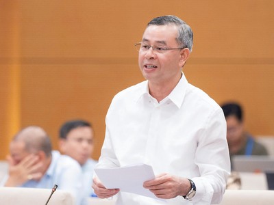 Bộ trưởng Bộ Tài chính Ngô Văn Tuấn trình bày tờ trình dự án luật.