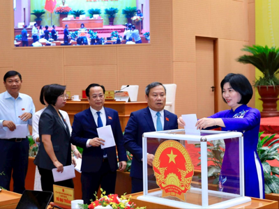 Các đại biểu HĐND TP. Hà Nội bỏ phiếu thông qua Nghị quyết. Ảnh: Thành Thái.