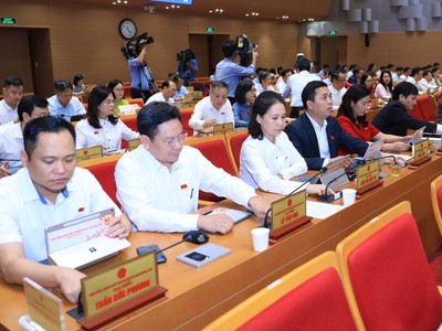 Các đại biểu HĐND TP. Hà Nội bấm nút thông qua Nghị quyết. Ảnh: Thành Thái.