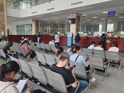 Người dân và doanh nghiệp làm thủ tục thuế tại trụ sở Thuế TP.HCM
