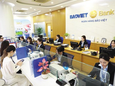 Người dân cần cảnh giác với lời chào mời gửi tiền lãi suất cao, nên đến tận quầy giao dịch cho chắc chắn. Ảnh: Đức Thanh