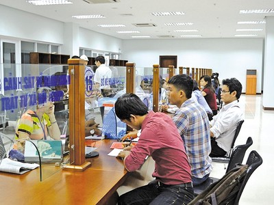 Người dân làm thủ tục hành chính tại Trung tâm Hành chính công TP. Đà Nẵng. Ảnh: Linh Đan