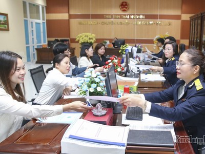 Công chức Thuế tỉnh Thái Nguyên hỗ trợ người nộp thuế thực hiện pháp luật thuế. Ảnh: Đức Thanh