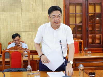 Ông Hồ Xuân Hoè, Giám đốc Sở Công Thương Quảng Trị báo cáo tại cuộc họp. Ảnh: Trường Nhật