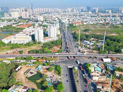 Nút giao Mỹ Thủy đã hoàn thành hầm chui và một phần cầu vượt nhưng còn nhiều hạng mục khác đang vướng giải phóng mặt bằng - Ảnh: Lê Toàn